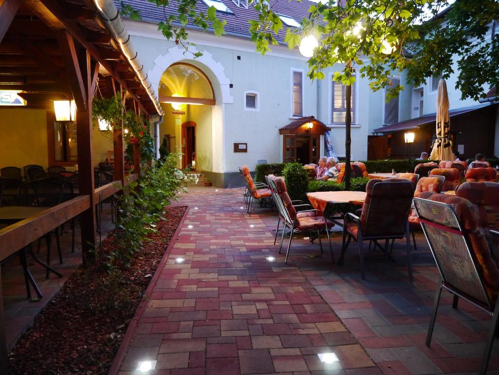 Tinodi Fogado Bed & Breakfast Sarvar Luaran gambar